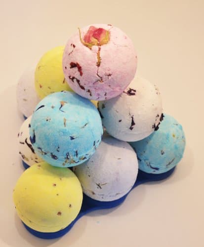 Bee Beautiful Bath Bomb Pyramid - 10 X 65g Bath Bombs (Petals)