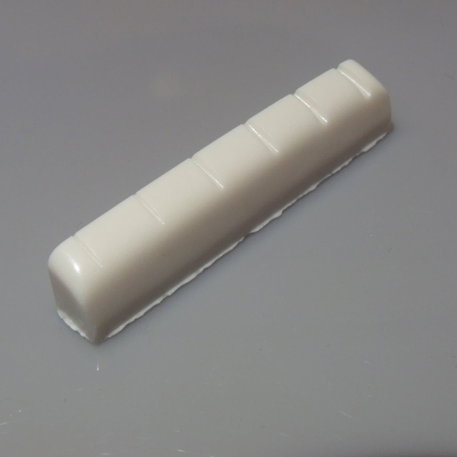 Guitar top nut 44mm x 6mm six string in white