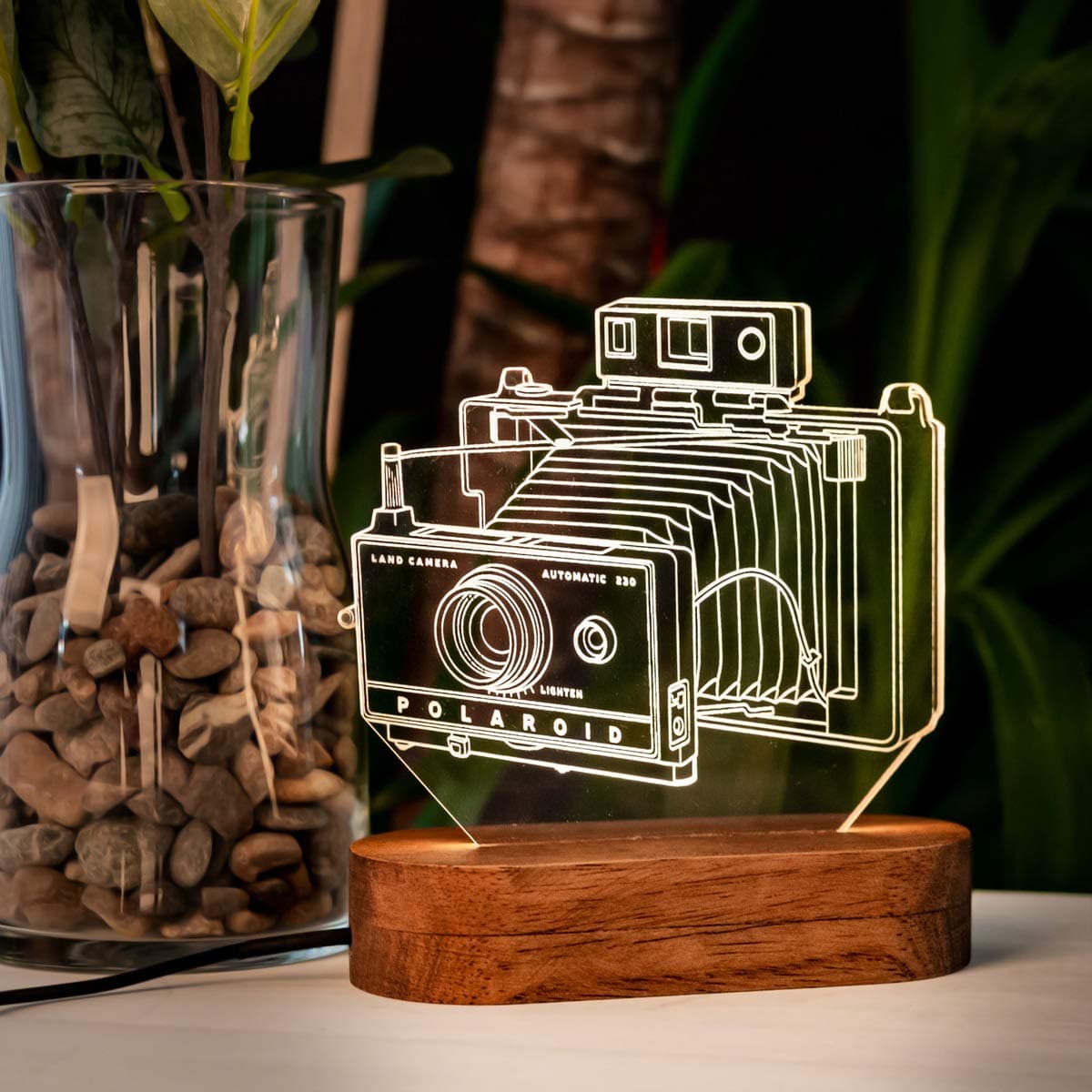 Polaroid Camera Shaped 3D Night Light. 3D Illusion Night Lamp with Cool Camera Design. Acrylic Desk Lamp Gift for Photography Lovers. Led Table Lamp with Polaroid Camera Shape. 3D Effect Led Light