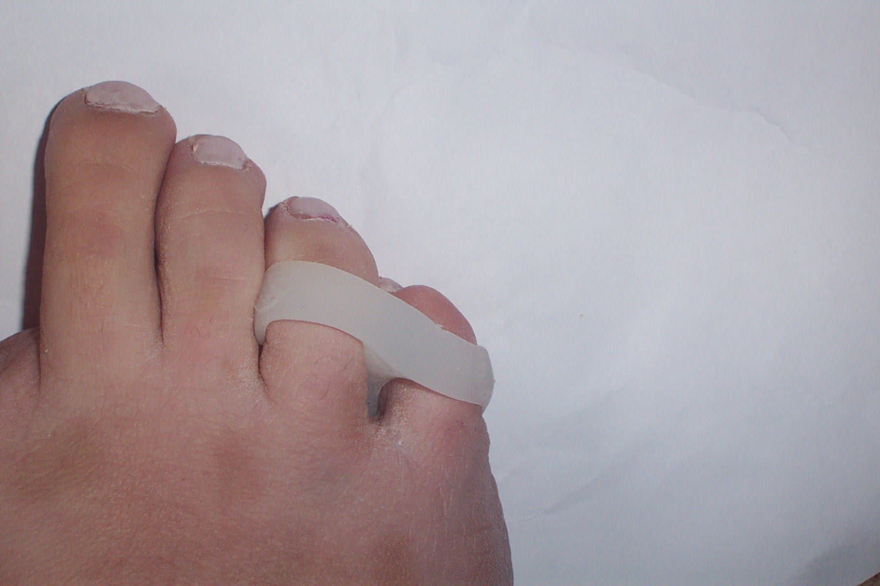 x4 FootTrekTM Soft Silicone Gel Double Toe Loop Wedge/Separator/Straightener Pads (Small)