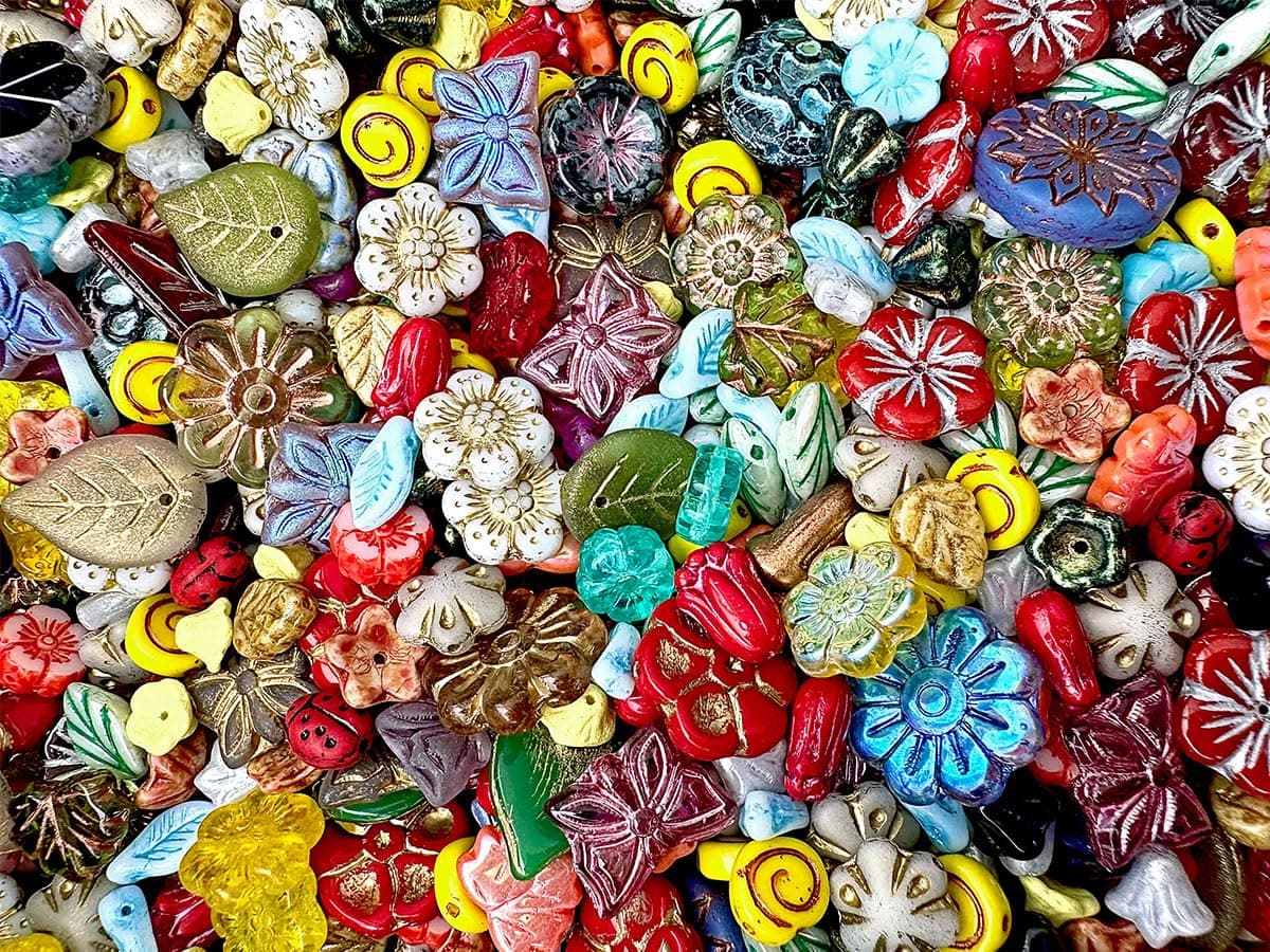 2,29 oz (65 g) Assorted Beads Mix: Czech Glass Beads, Flower & Leaf Shapes - Flower Beads for Jewelry Making