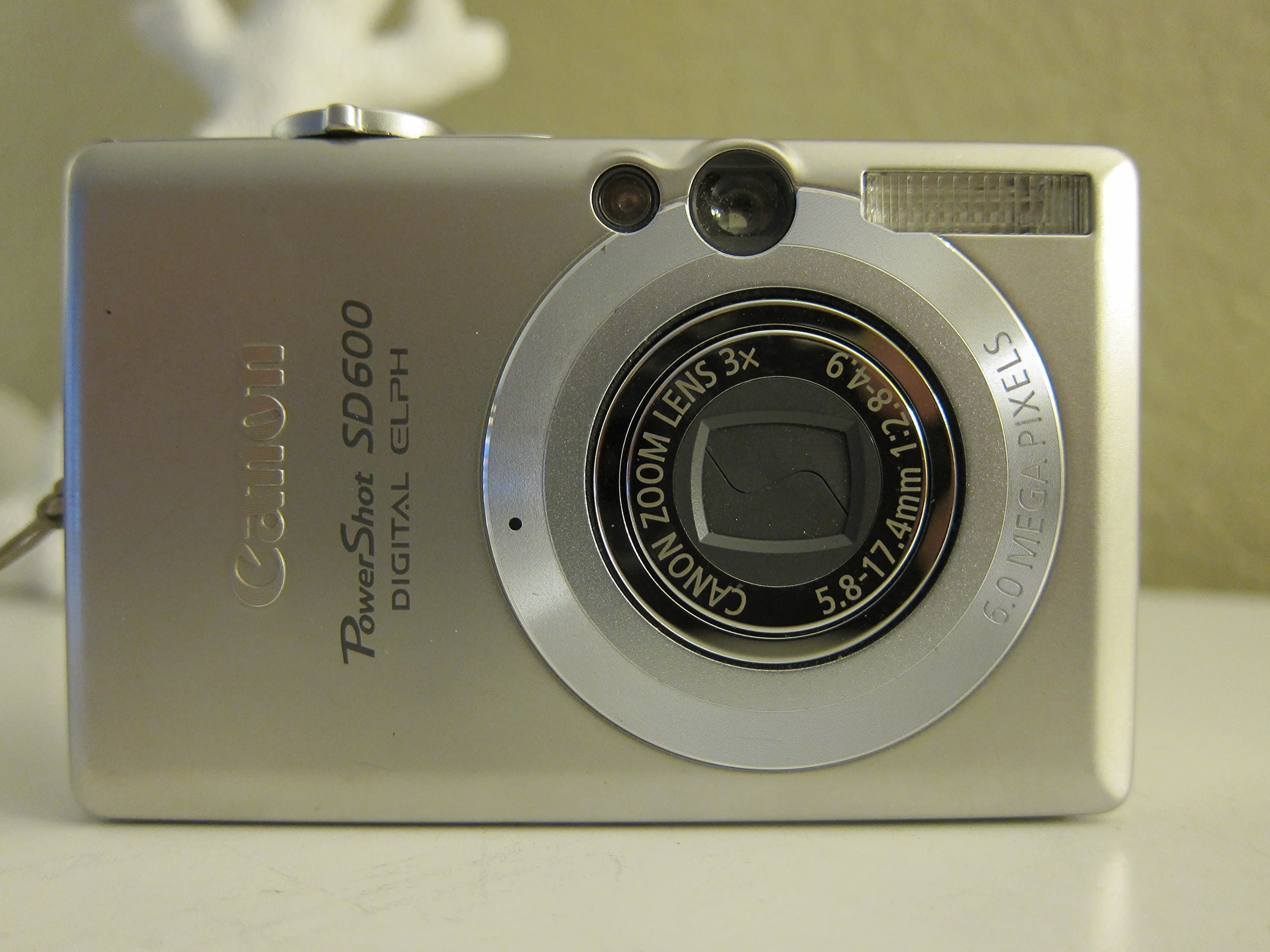 Canon PowerShot SD600 6MP Digital Elph Camera with 3x Optical Zoom (OLD MODEL)